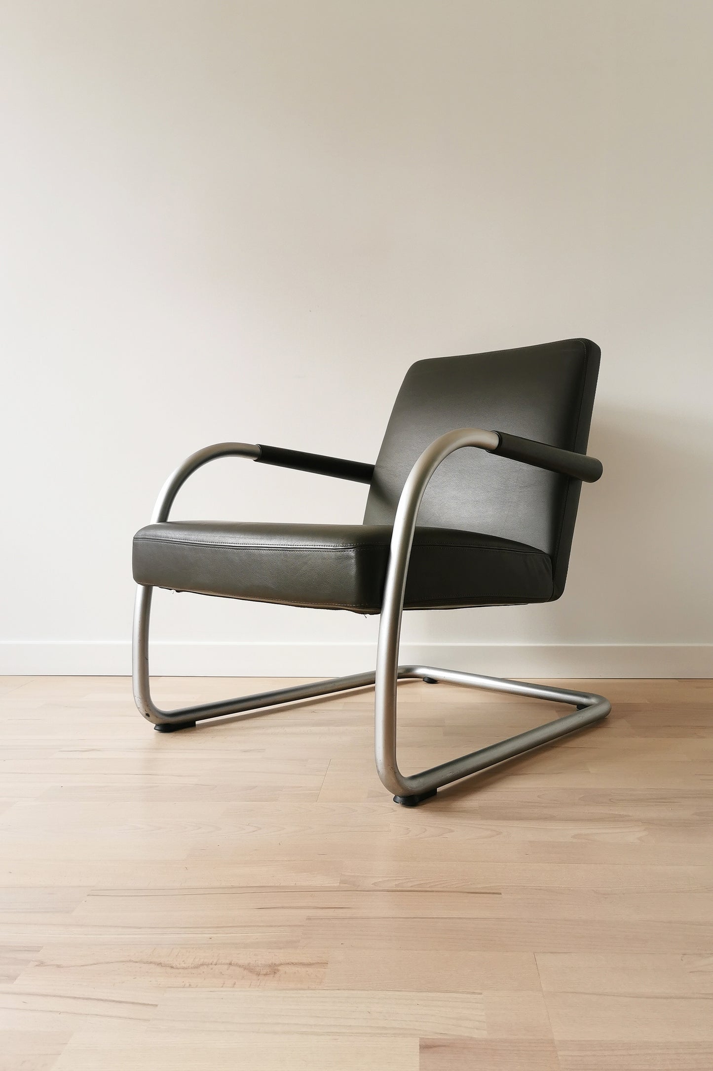Fotel Antonio Citterio VITRA | czarny skórzany bauhaus