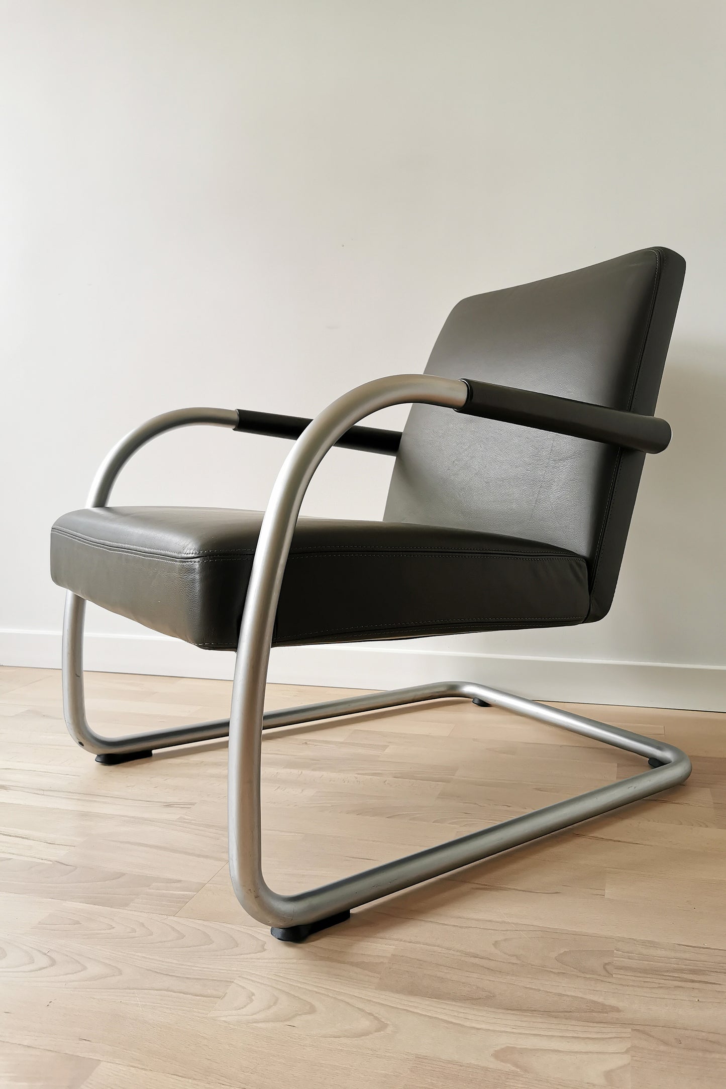 Fotel Antonio Citterio VITRA | czarny skórzany bauhaus