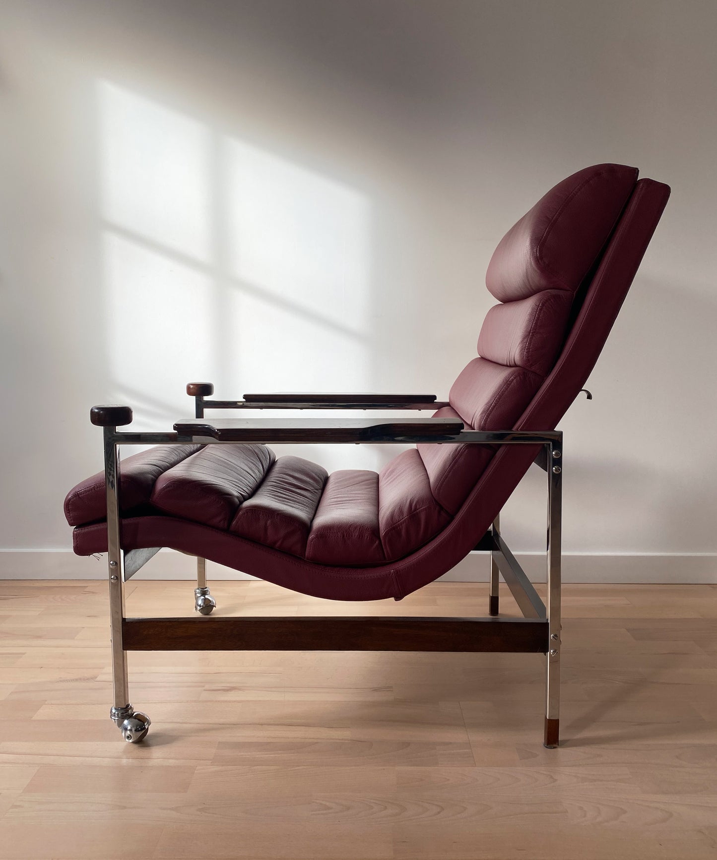 Fotel bordowy skórzany rozkładany skandynawski | Midcentury Modern