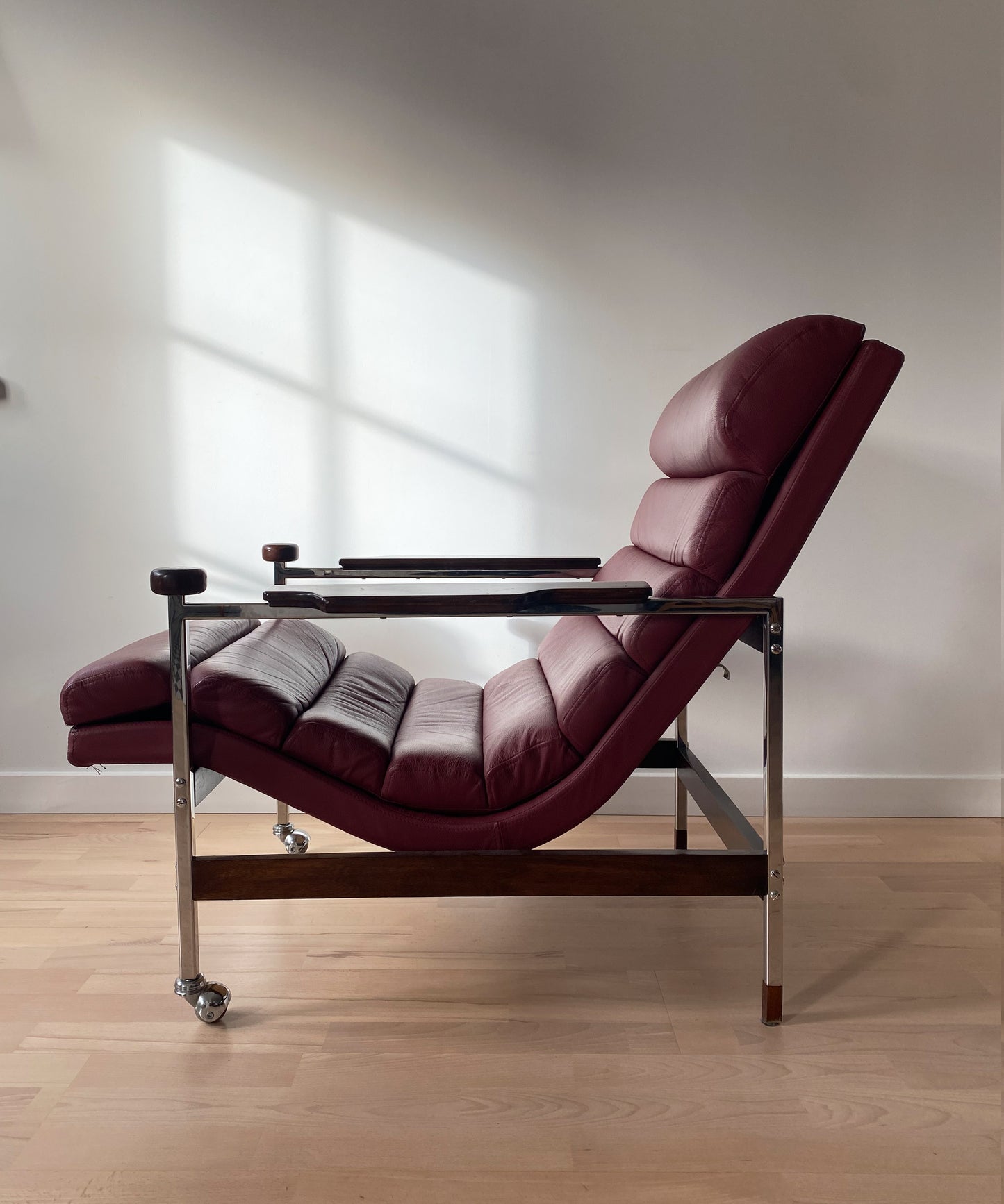 Fotel bordowy skórzany rozkładany skandynawski | Midcentury Modern