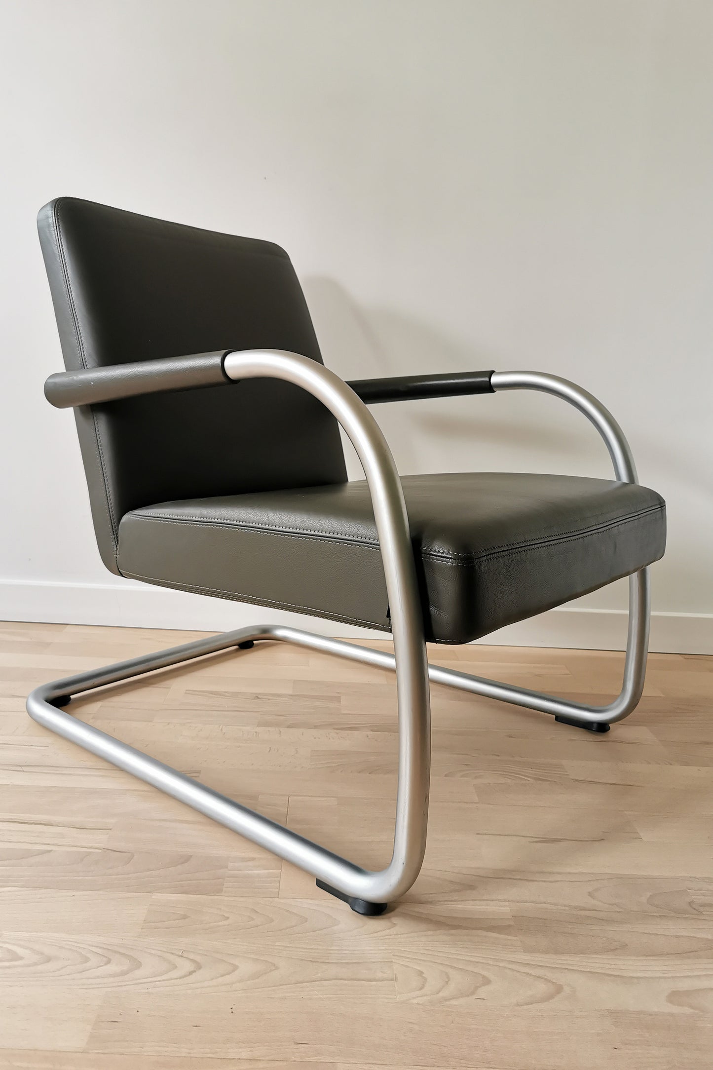 Fotel Antonio Citterio VITRA | czarny skórzany bauhaus