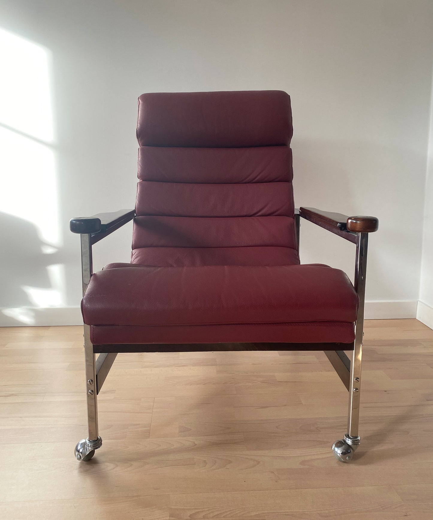 Fotel bordowy skórzany rozkładany skandynawski | Midcentury Modern