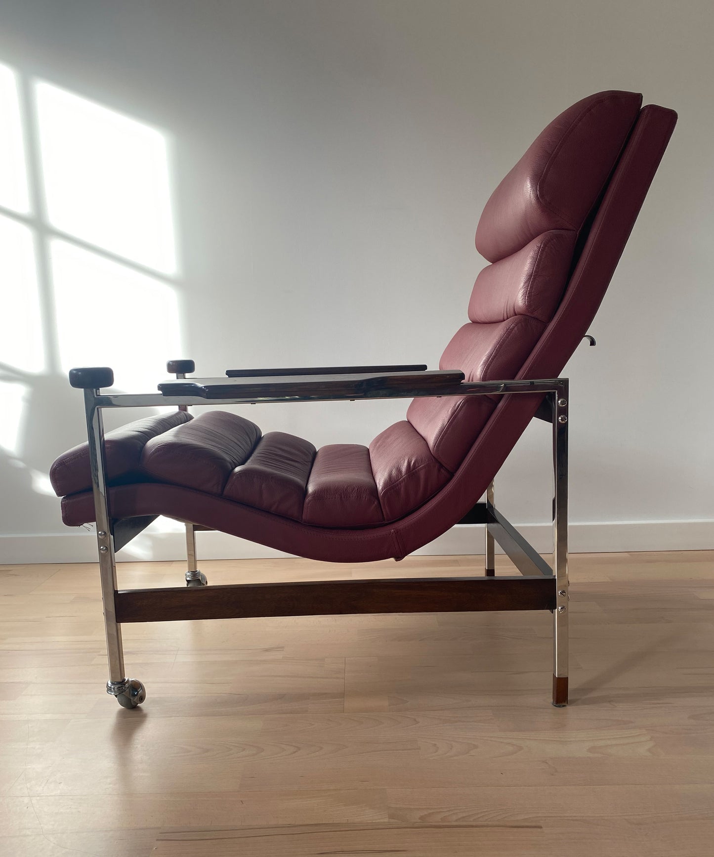 Fotel bordowy skórzany rozkładany skandynawski | Midcentury Modern