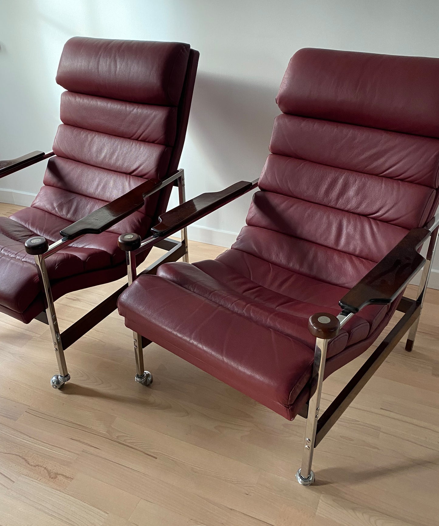 Fotel bordowy skórzany rozkładany skandynawski | Midcentury Modern